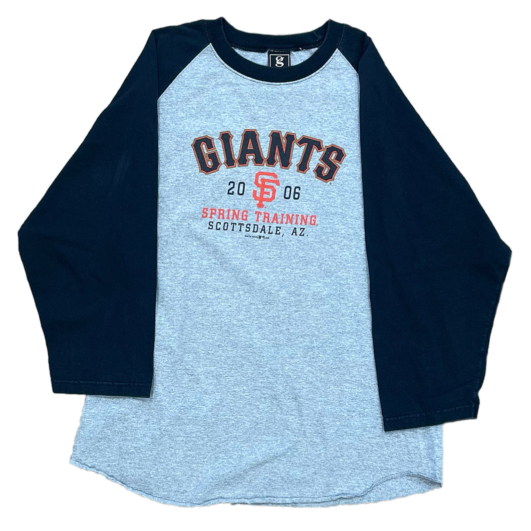 HEATHER GREY BODY AND BLACK SLEEVES. HAS GIANTS LOGO IN THE MIDDLE WITH TRAINING CAMP BELOW