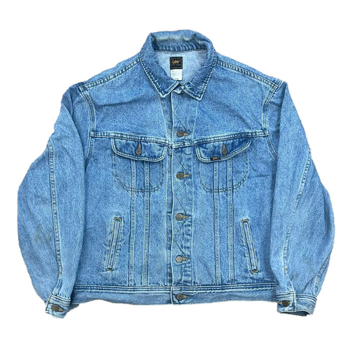 light wash denim jacket from lee. two brest pockets rounded with button closure for the front and two hand pockets.