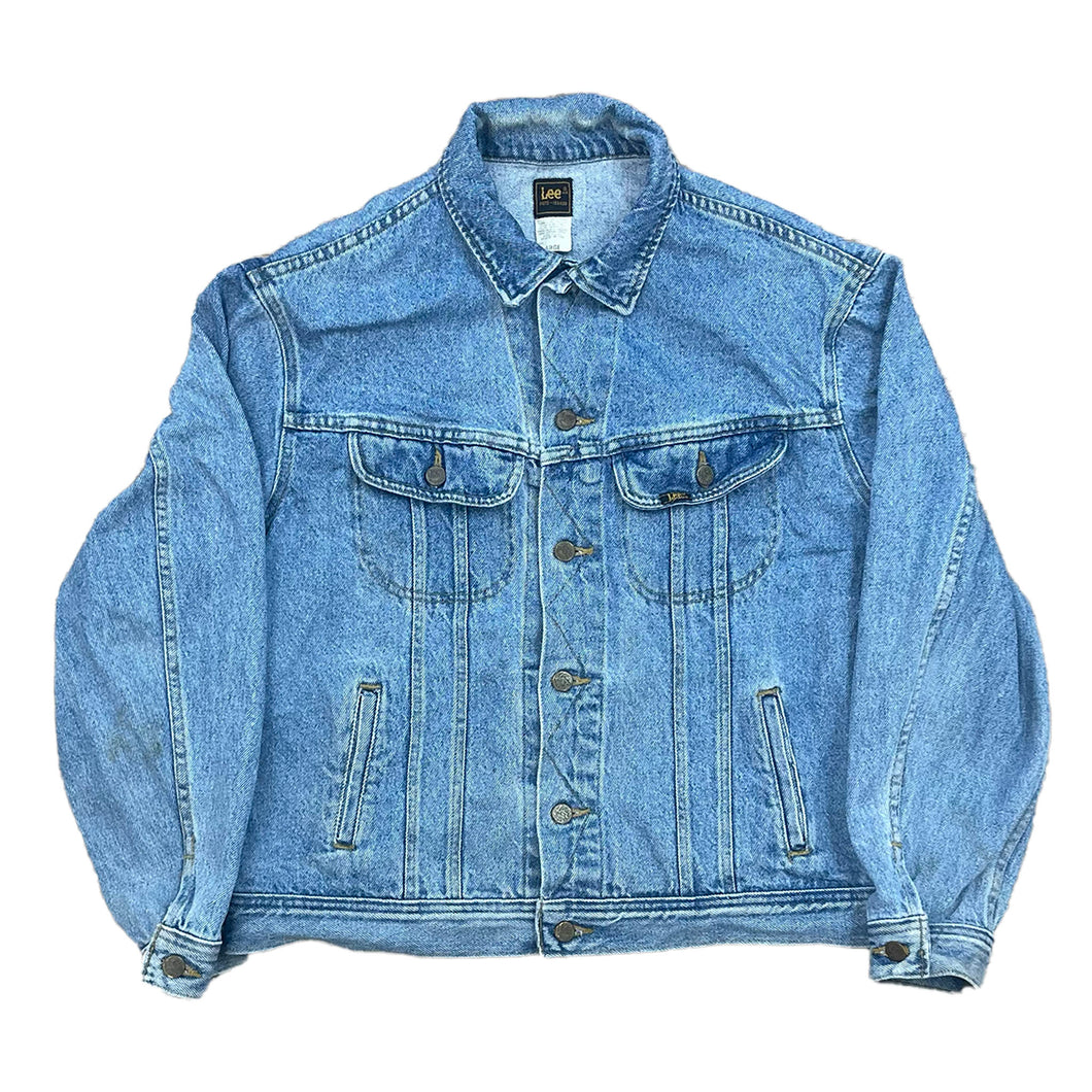 light wash denim jacket from lee. two brest pockets rounded with button closure for the front and two hand pockets.